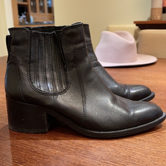 Black leather Chelsea boot size 8. - Picture 2 of 2